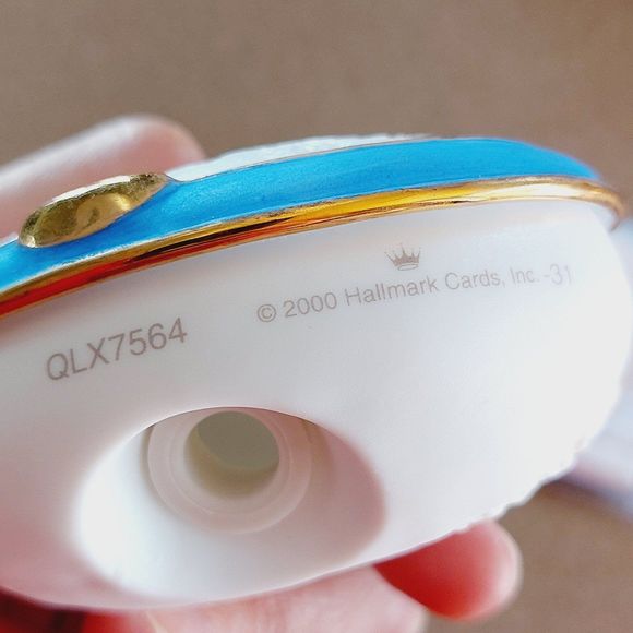 Hallmark Ornament The Blessed Family Vintage 2000 Keepsake Porcelain Lighted - Picture 4 of 9